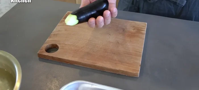 Prepare the eggplant: Peel the eggplant partially, leaving some skin for visual appeal. Cut it into 1.5cm thick rings. Soak in water to prevent discoloration.