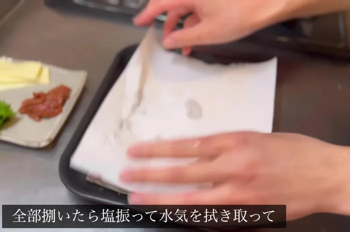 Sprinkle salt on sardines, wipe off water, and coat both sides with plain flour.