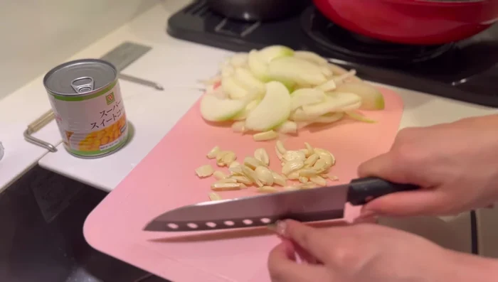 Heat oil in a frying pan, sauté garlic until fragrant, then add onion and cook until softened.