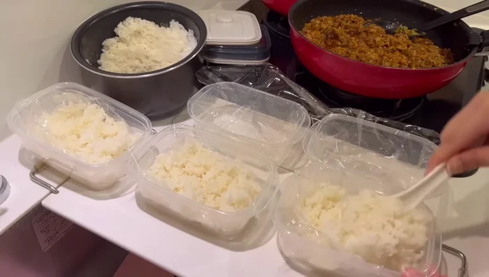 Divide the cooked rice into 5 portions.