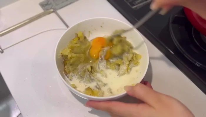 Line a mold with cooking paper and fill with the sweet potato mixture. Microwave for 4 minutes, then microwave again if needed.
