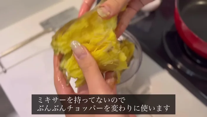 Peel sweet potatoes and use a buzzing chopper to create a paste. Add eggs and milk, beat until smooth. Strain the mixture.