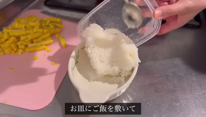 Put rice on a plate, add half the corn and 1 teaspoon of soy sauce, and mix.