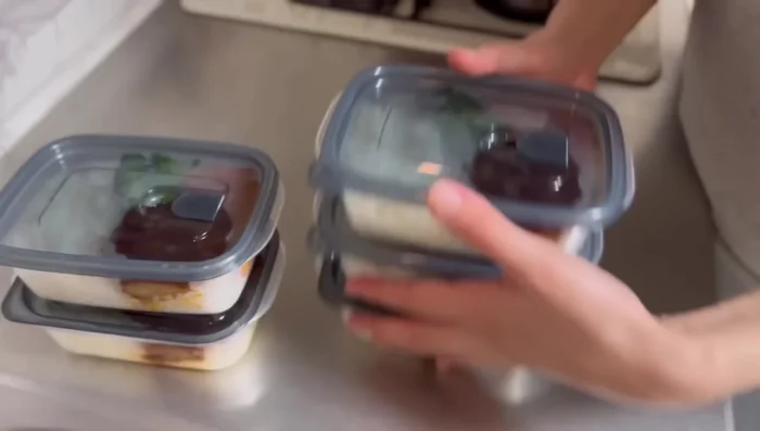 Put the lid on the bento box and freeze.