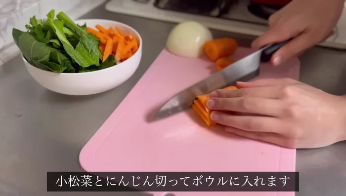 Prepare namul: Cut komatsuna and carrots, put in a bowl, microwave for 2.5 minutes. Add sesame oil, chicken stock powder, soy sauce, and sesame seeds. Mix and let cool.