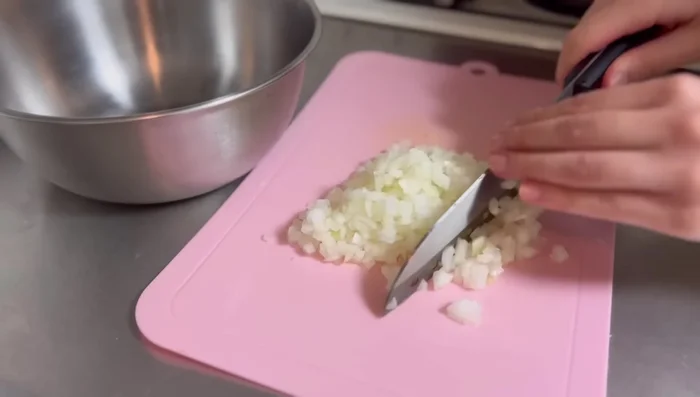 Make hamburger steaks: Finely chop onions. Mix minced meat, breadcrumbs, salt, pepper, and mayonnaise. Shape into 5 patties.