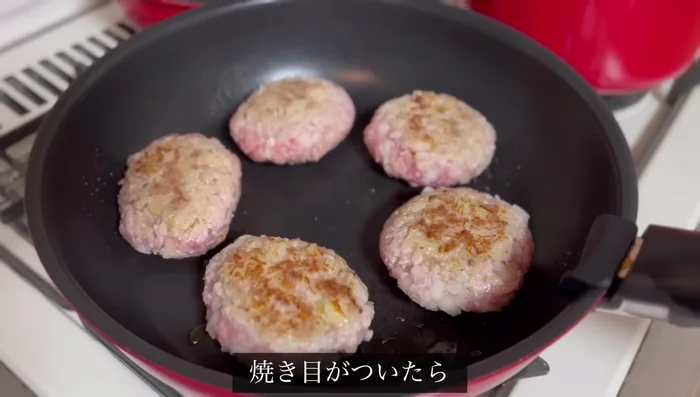 Fry hamburger steaks until browned, then cover and cook for about 5 minutes. Add sake, medium-thick sauce, and ketchup. Mix well.