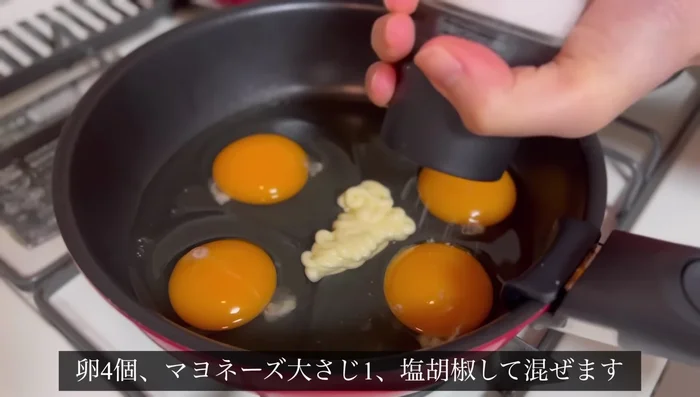 Make egg sandwiches: Whisk eggs, mayonnaise, salt, and pepper. Scramble the eggs in a frying pan. Layer mayonnaise, scrambled eggs, and pepper between bread slices.