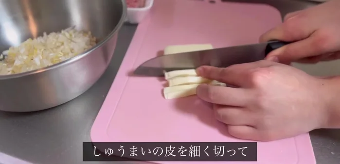 Finely chop the bean sprouts and put them in the container. Cut the shumai skins into thin strips and loosen them well.