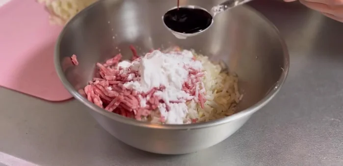 In a bowl, put the minced meat, 2 tablespoons of potato starch, 1 tablespoon of soy sauce and sesame oil, 1 teaspoon of sugar, a little chicken stock powder.