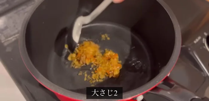 Make Tianjin rice filling: In a pot, combine water, ginger, and noodle soup. Bring to a boil, then add water-dissolved potato starch.