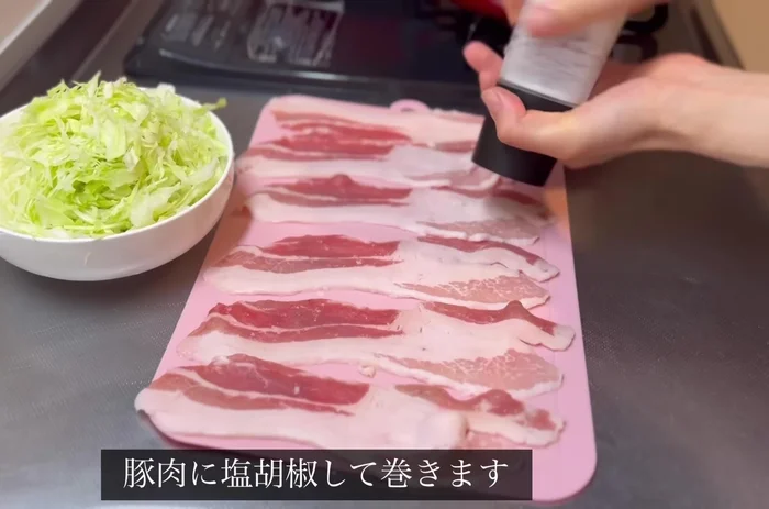 Sprinkle salt on the pork and roll it up.