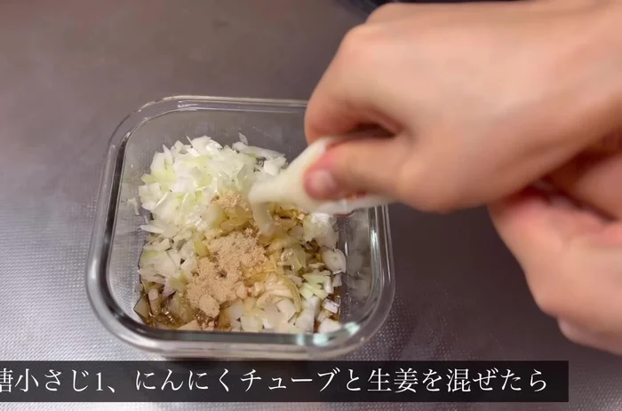 Mix a tablespoon of soy sauce with 1 tablespoon of vinegar, sesame oil, 1 teaspoon of sugar, garlic paste and ginger.