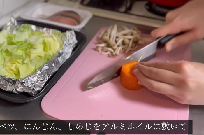Prepare foil packet: Spread cabbage, carrots, and shimeji mushrooms on aluminum foil.