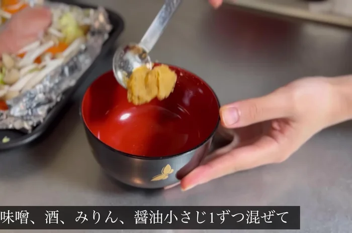 Mix miso paste, sake, mirin, and soy sauce (1 teaspoon each).