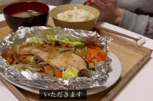 Easy Japanese Home Cooking: Grilled Salmon & Miso Soup Recipe (1500 Yen Weekly Budget)