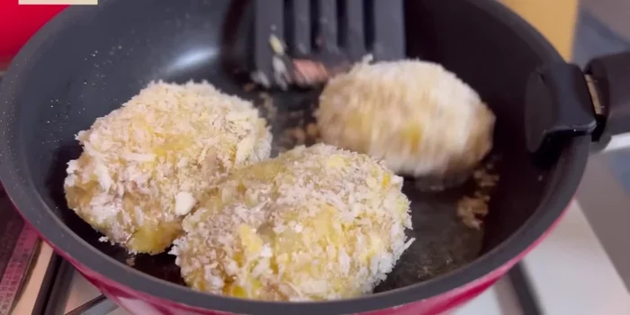 Fry the croquettes in a small amount of oil for about 3 minutes until cooked.