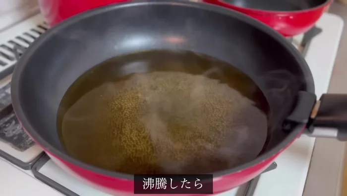 In a frying pan, boil 100ml mentsuyu and 100ml water.