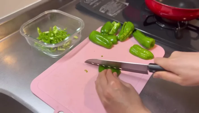 Prepare green pepper namul: Cut green peppers into thin strips. Mix with sesame oil, 1 teaspoon of toga, a little garlic paste, and sesame seeds.