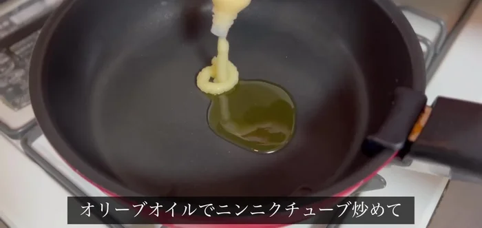Fry the garlic tube in olive oil, and add the clams that I've removed the sand from.