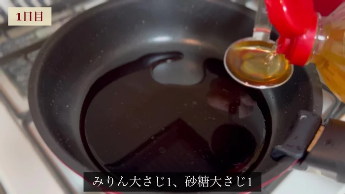 Add 2 tablespoons of soy sauce, 1 mini spoon (amount unspecified), and 1 tablespoon of sugar. Put the chicken back into the sweet and spicy sauce and mix well.