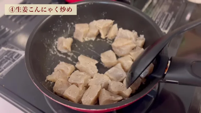 Grill konjac in sesame oil, mix sake, soy sauce, mirin, and ginger; arrange on top, sprinkle bonito flakes.