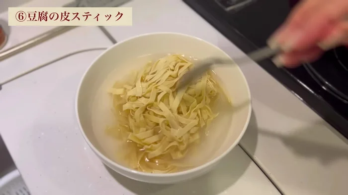 Prepare tofu skin: Slice, pour hot water, defrost, discard water, break up, arrange on a plate. Sprinkle furifuri powder, butter, and soy sauce; microwave for 2 minutes, break up, microwave for another 3 minutes.