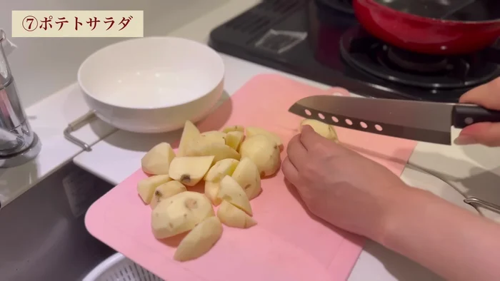 Prepare mashed potatoes: Cut 3 potatoes, wrap and microwave for 5 minutes, mash. Add mayonnaise, salt, edamame, konjac beans, and furifuri powder.