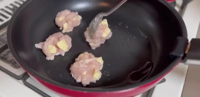 Add oil to the chicken breast, roll it into balls, and fry. Turn it over and cook for about 3 minutes until cooked through.