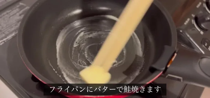 Fry the salmon: Fry salmon in butter in a frying pan until both sides are cooked.
