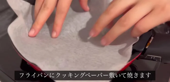 Put cooking paper on the frying pan.