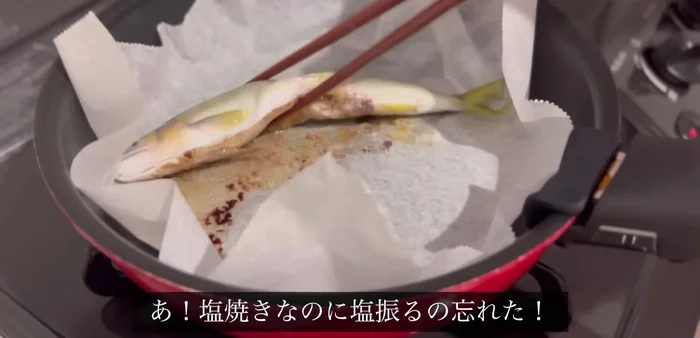 Pour a lot of salt on the sweetfish.