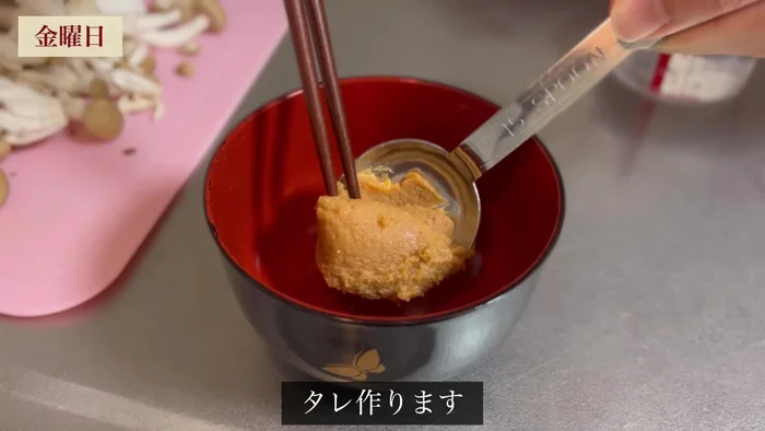 Prepare Mapo Mushrooms: Cut mushrooms, make sauce (miso flavor, sugar, soy sauce, water). Grill minced meat, add ginger, garlic, doubanjiang, mushrooms, flour, mix until thickened.