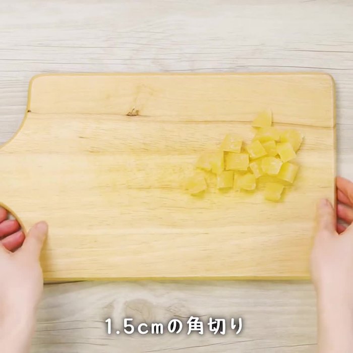 Combine the prepared herring roe and lotus root in a mixing bowl.