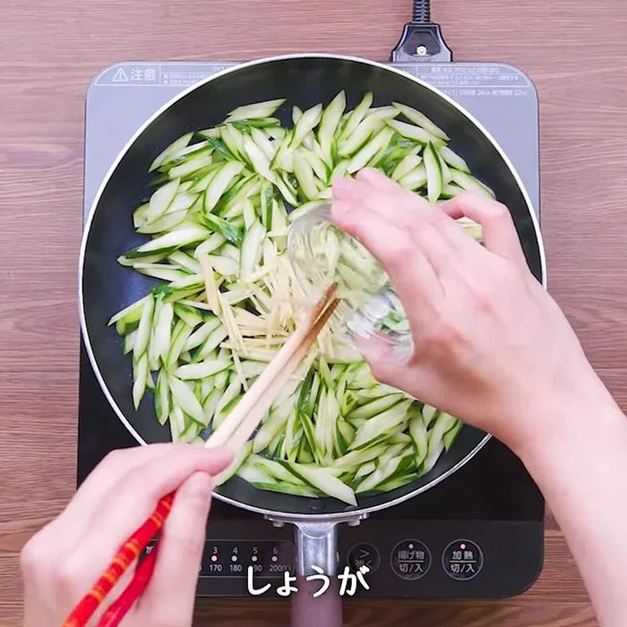 Heat vegetable oil in a frying pan over medium-high heat. Add minced garlic (optional) and stir-fry for a short time until fragrant.
