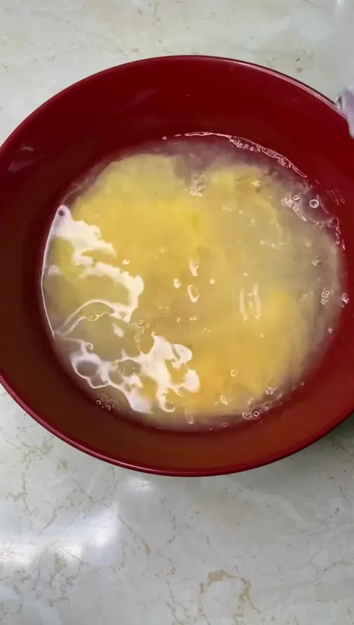 Mix the ingredients. (Note: The recipe mentions using either ud or deoba dough, but the video uses deoba dough.)