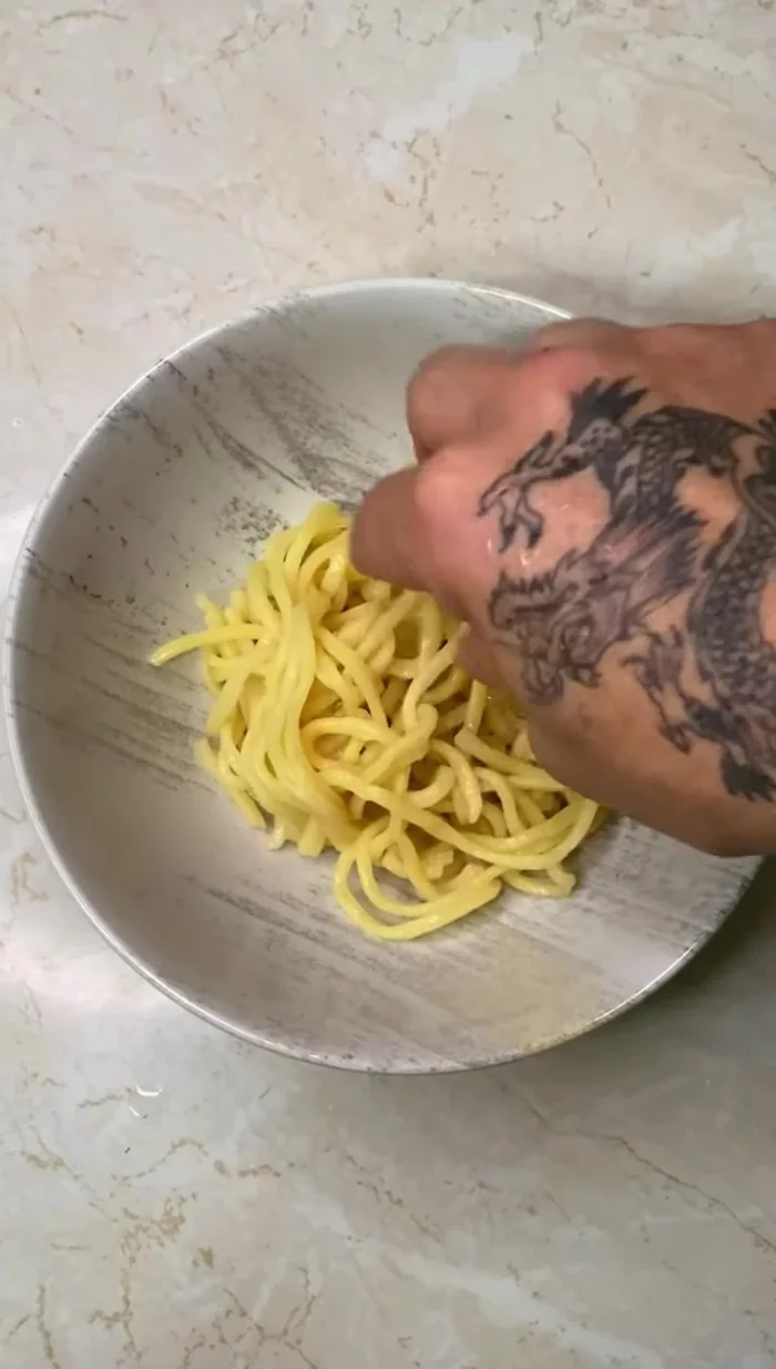 Add the pasta (aoba or udon).