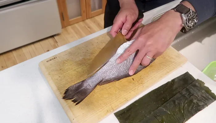 Prepare the kelp by moisturizing it with sake.