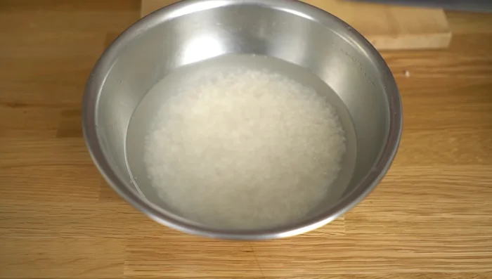 Let the rinsed rice absorb water for 30 minutes (or 45 minutes in winter, 230 minutes in summer).