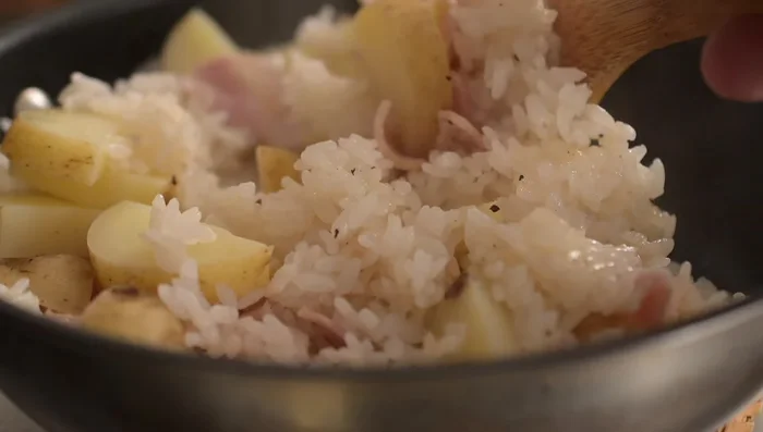 Fluff the rice and garnish with black pepper and parsley (optional).