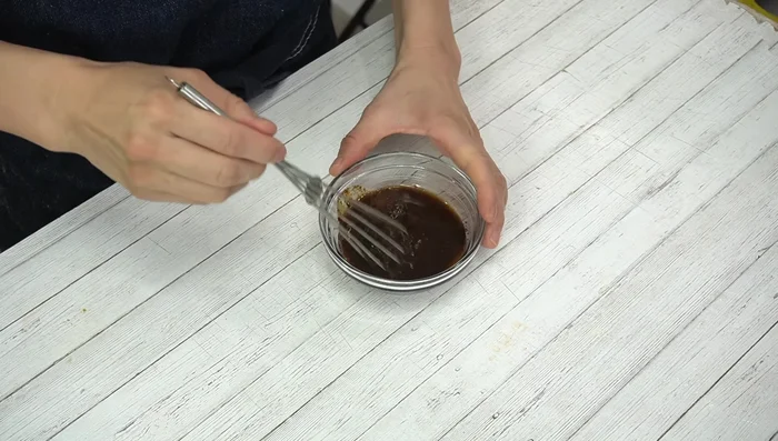 Dissolve instant coffee in water and heat in the microwave at 600W for 20 seconds. Mix well.