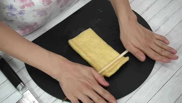 Prepare the fried tofu: Gently open the fried tofu pouches, being careful not to tear them. Spread them out.