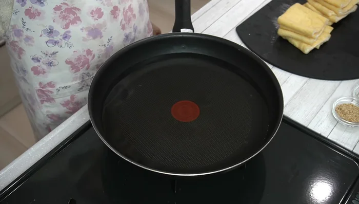 Blanch the fried tofu: Boil water in a pan, add the fried tofu, and blanch briefly to remove excess oil.