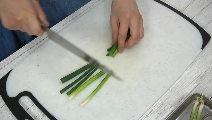 Prepare the ingredients: finely chop onions and green onions. Cut baby cheese into 1cm pieces.