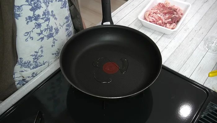 Heat salad oil in a frying pan over medium heat. Spread the pork evenly in the pan and cook until lightly browned.