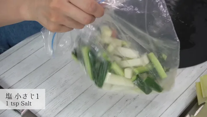 Place the radish and cucumber in a ziploc bag. Add salt, mix thoroughly, and let it sit for 10 minutes to remove moisture.