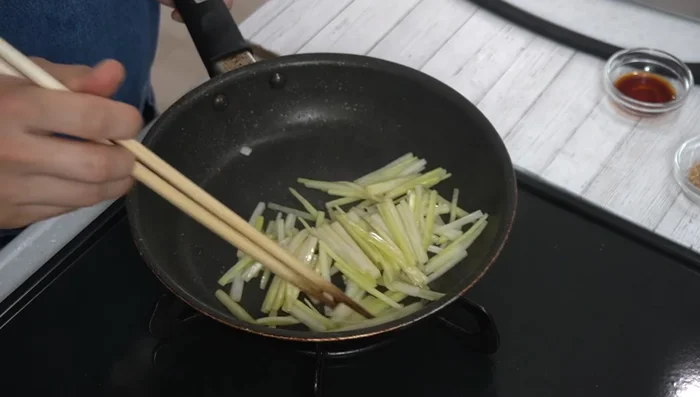 Drain the water from the radish and cucumber.