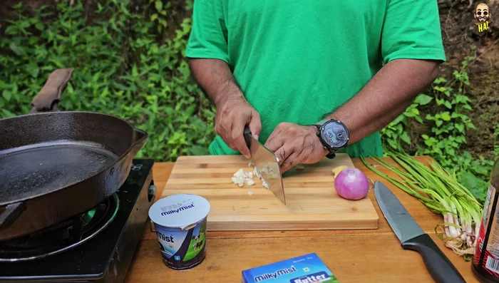 Finely chop the garlic and onion.