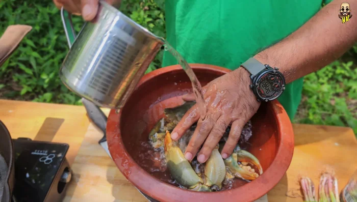Clean the mud crab thoroughly. Separate the crab's inside, wash it well.
