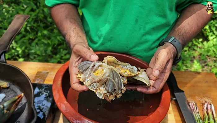 Break down the crab and clean it. Remove the yellow part inside, it's important to keep this.